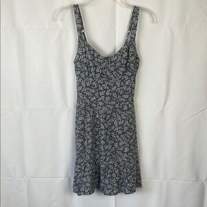 Hollister Steel Gray and White Floral V-Neck Sundress w/Ruffle Hem - Size Small